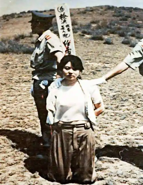 "最美死刑犯"任雪:穿着露脐装上路,为何被枪决前她张开了嘴?