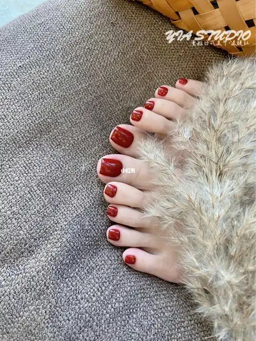 超显白酒红色脚部美甲