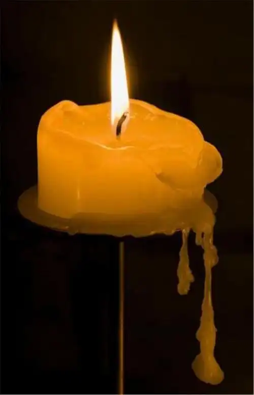 男子将蜡烛融化浇在了身上1分钟后令人意想不到的一幕发生了