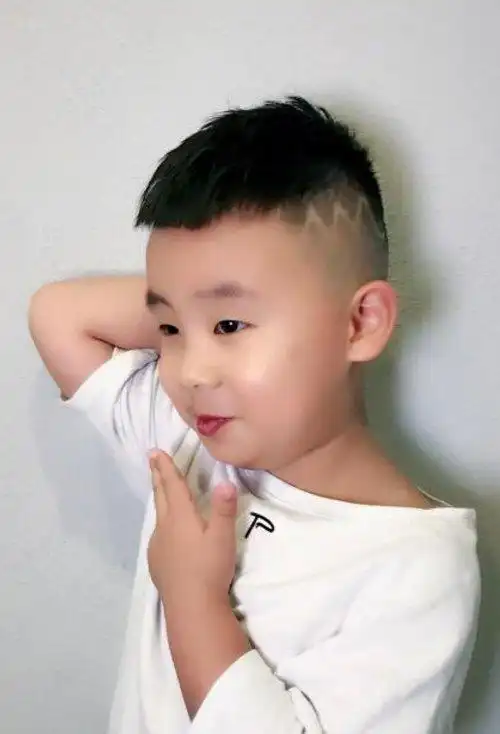 首页 流行发型 儿童发型 小男孩锅盖头怎么剪好看 活泼度超显的男孩
