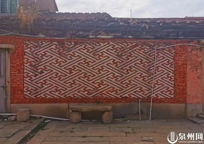 院中寓意多子多福的双丁万字纹墙面.