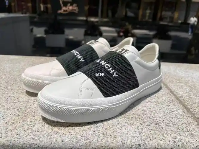 纪梵希情侣款小白鞋