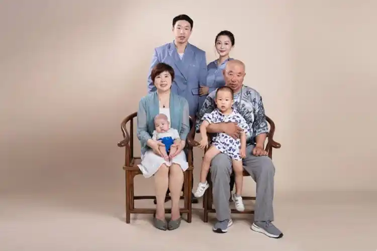 德云社烧饼拍全家福饼嫂虽然是网红脸但打扮甜美依旧很耐看