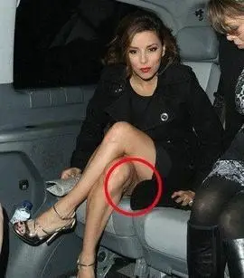 10豪放人妻伊娃撩裙露私处图