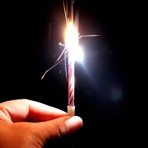 生日愚人节恶搞吹不灭的蜡烛 灭后自动复燃