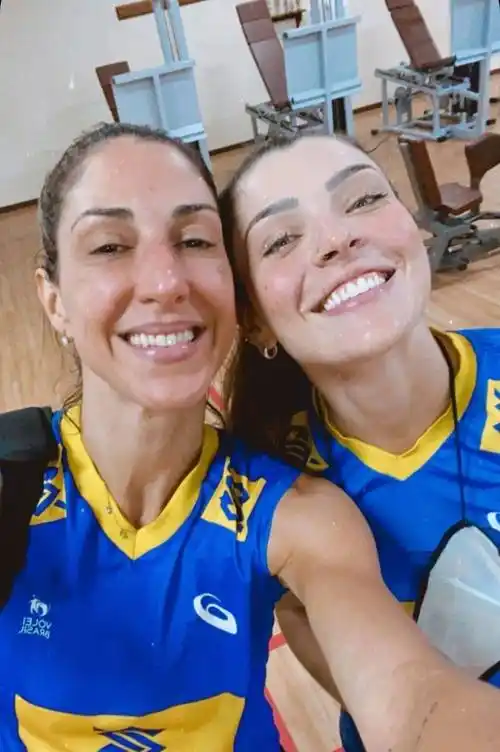 巴西女排43岁主力副攻腹肌太有力了以前踢足球女朋友是她队友