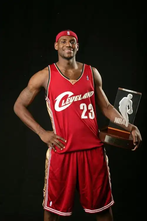 至此,詹姆斯的nba职业生涯常规赛总得分达到38388分,超越名宿贾巴尔