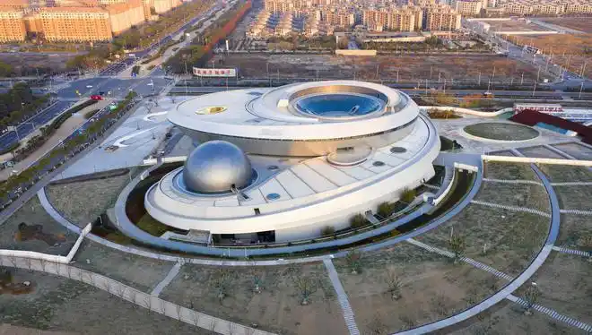 上海自贸区临港新片区朝霞映照下的上海天文馆美不胜收