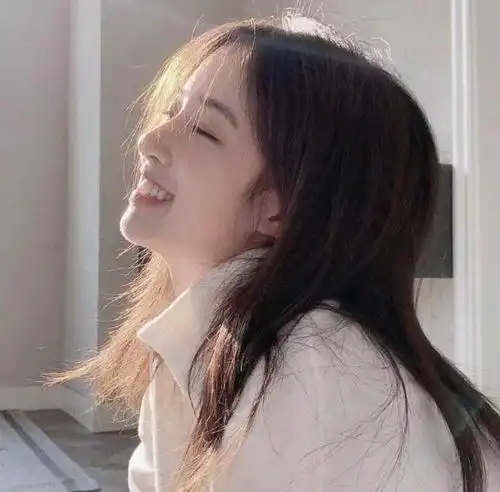 侧脸大笑图片唯美女生头像_头像图片_扣扣乐园