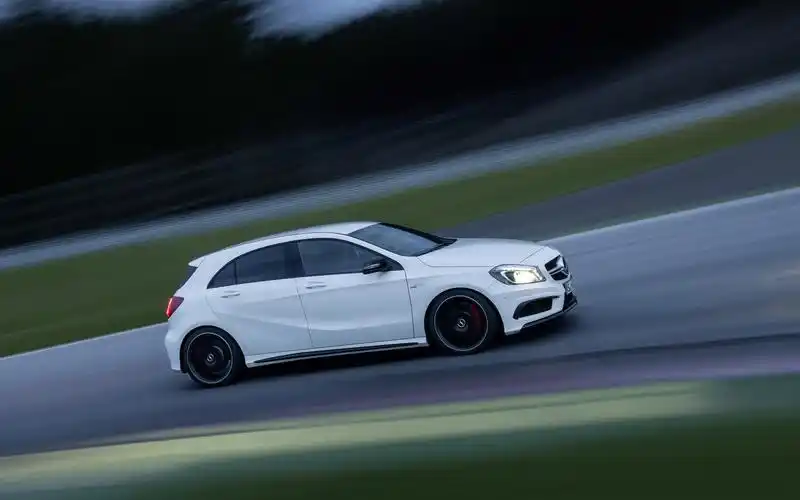 奔驰a45amg汽车桌面壁纸