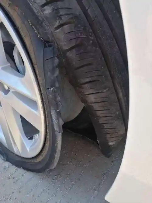 丰田雷凌新车刚从4s店提车回家路上爆胎