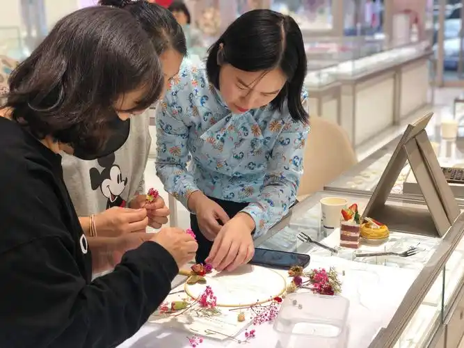 运城分行营业部举办"浓情中秋,惠满民生"卓然客户团扇diy高端定制主题