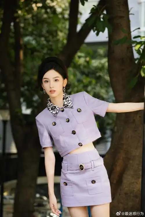 周也短发紫色穿搭甜美写真组图