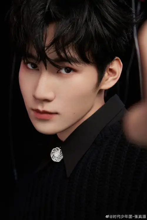 张真源酷感金属大片92全黑造型帅得有一套,眼神坚毅有神～绝美下颌