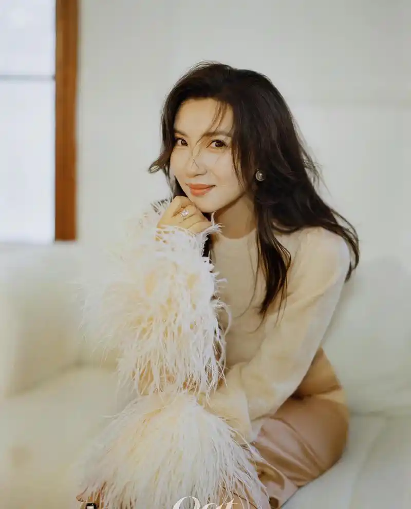 43岁陈好躺床上拍时尚大片!细腰不堪一握,涂红唇重回"万人迷"