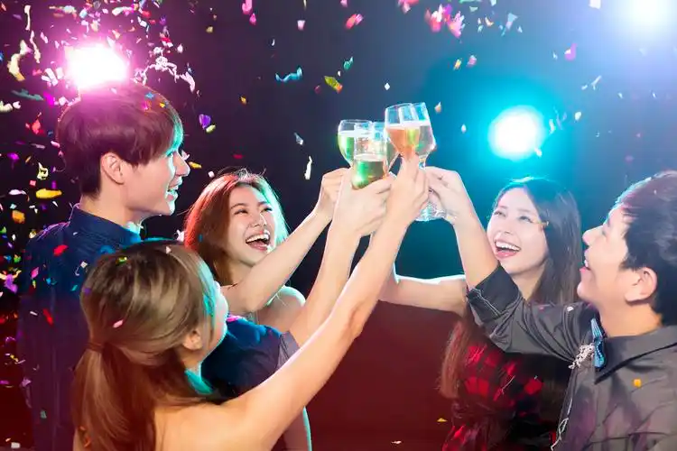 一群年轻人举办派对笑脸笑容胜利喜悦