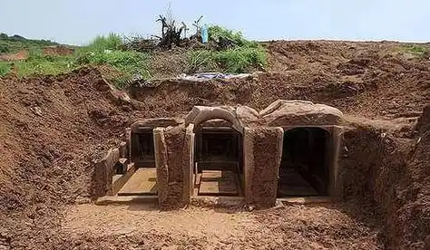 就在专家挖掘研究关羽墓时在墓中发现了两具女尸,其中一具专家断定是