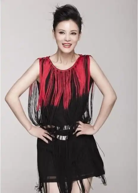 何佳怡烈焰红唇写真 演绎时尚与率性(图1)