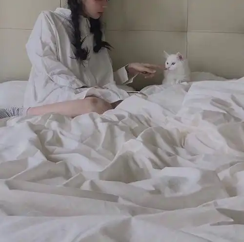 躺在床上的女生头像女生趴床上半脸头像