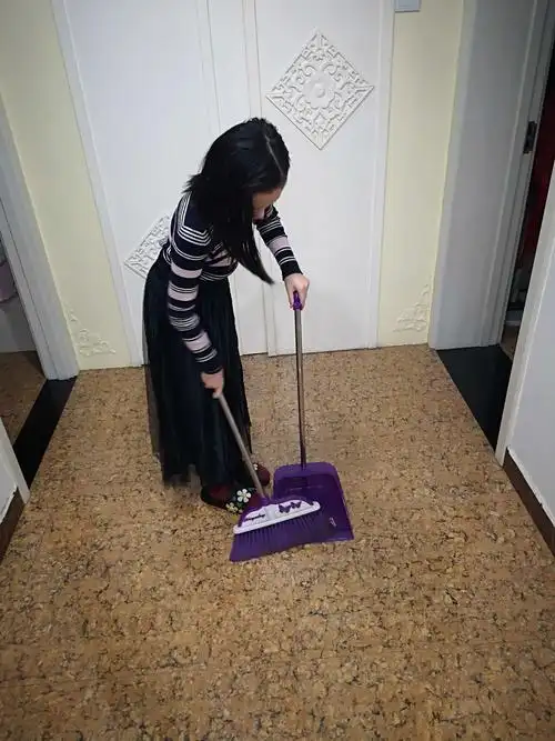 张诗曼利用假期帮助妈妈打扫卫生!