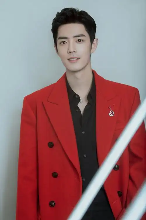 肖战红西装大背头