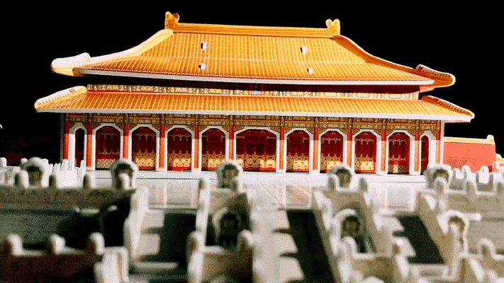 在书桌上建造故宫紫禁城600年纪念册及立体拼图首发