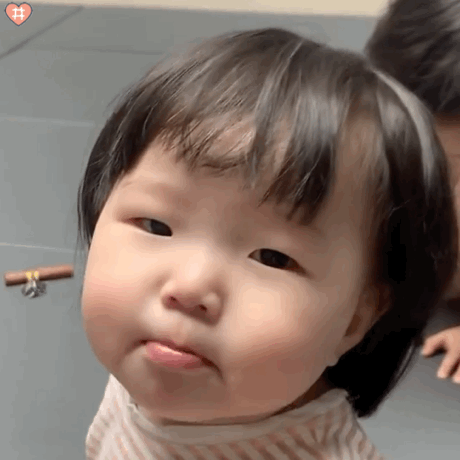 黄夏真表情包动图 委屈巴巴 你要吃小雪糕吗