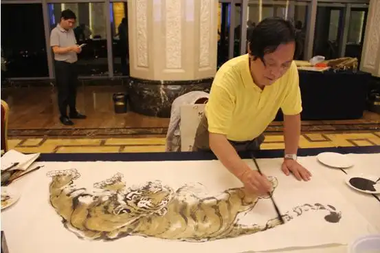 韩培生,以及10余位华侨书画院的书画家与湖州当地书画家奚伟恕,范斌