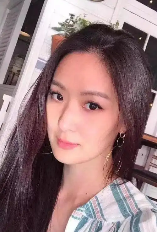 台湾顶级名媛孙芸芸,坚持健身逆生长,成功把老公熬成爹