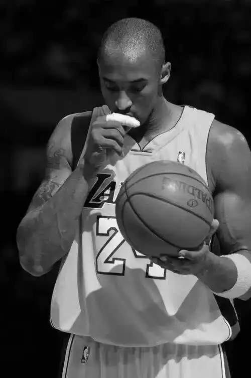 收好这些黑白照片吧,也许会有第二个科比,但我们不会再有第二个青春去