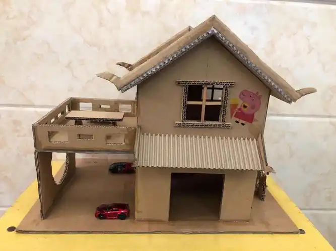 用废纸板做的房子开学初,上饶市第十三小学的学生正以创意制作展的