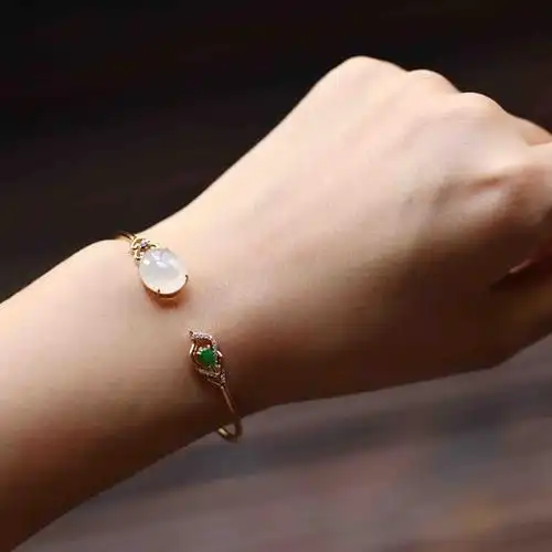 冰种翡翠鸽子蛋阳绿水滴手镯18k黄金钻石镶嵌