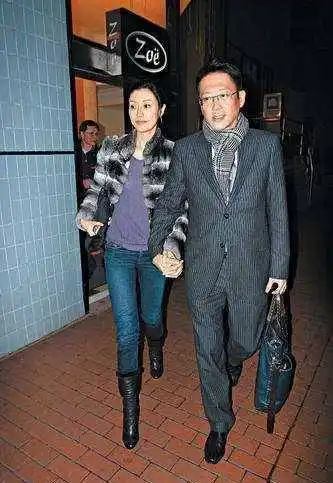 "花心富少"爱情:与刘嘉玲订婚,与何超琼分手,最后却娶了她_许晋亨