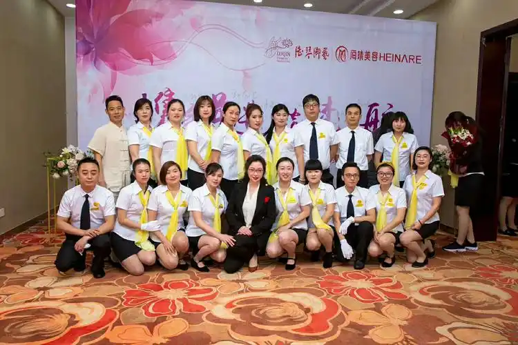 施总和陆琴脚艺金湖店全体员工合影