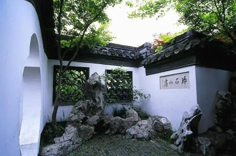 中式庭院围墙里的精致园林