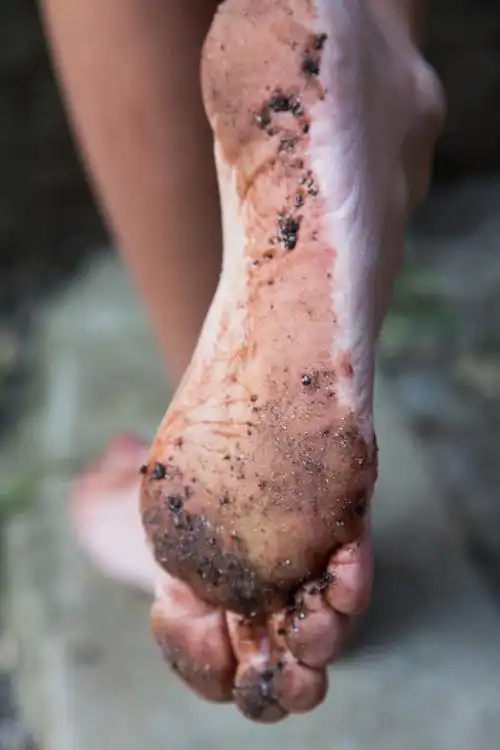 脏脚的女人,封闭的很脏的女人的脚鞋底.