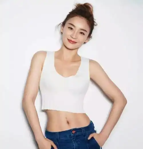 袁姗姗最新运动写真出炉 大秀傲人马甲线