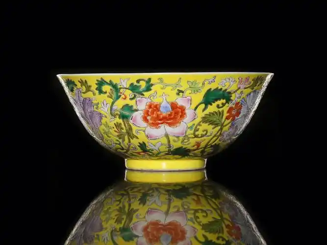 清同治黄地粉彩缠枝花卉纹碗官窑