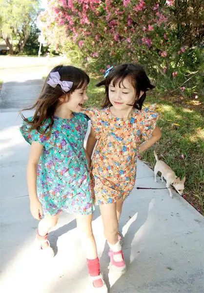 求一张两个混血小女孩的图片