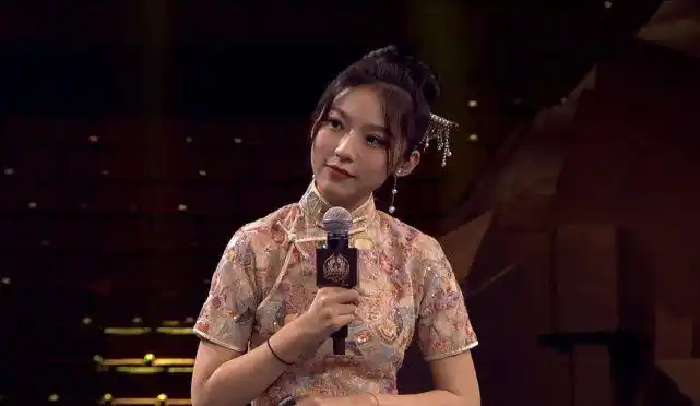 王者荣耀解说天云晒与周深合照复古妆容惊艳全场