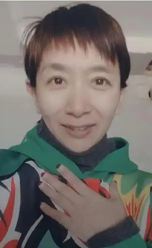 原创主持人王芳上班照,穿蕾丝紧身裙,身材走形严重还有小肚腩!