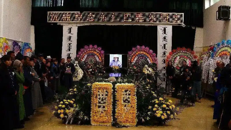 布仁巴雅尔遗体送别仪式粉丝冒雨送行刘劲致辞表情凝重