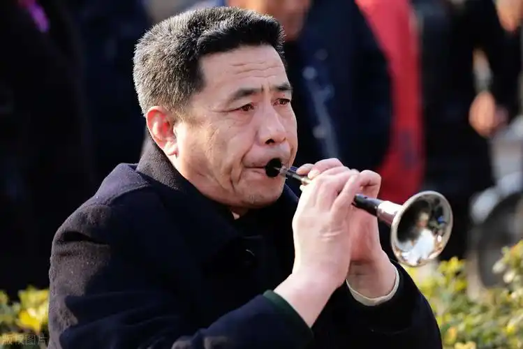 2. 农村丧事吹唢呐有其两面性
