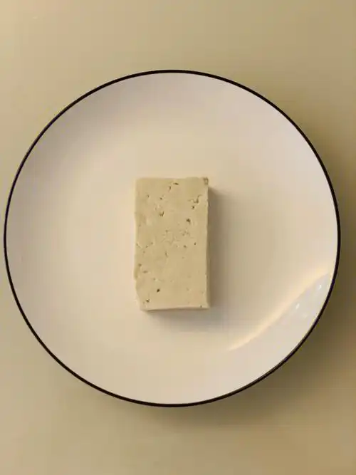 g的北豆腐相当于25g大豆约含有9克的蛋白质所含蛋白质的量与50g肉相当