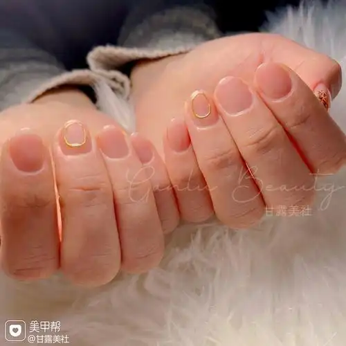 裸色圆形短指甲简约美甲图片