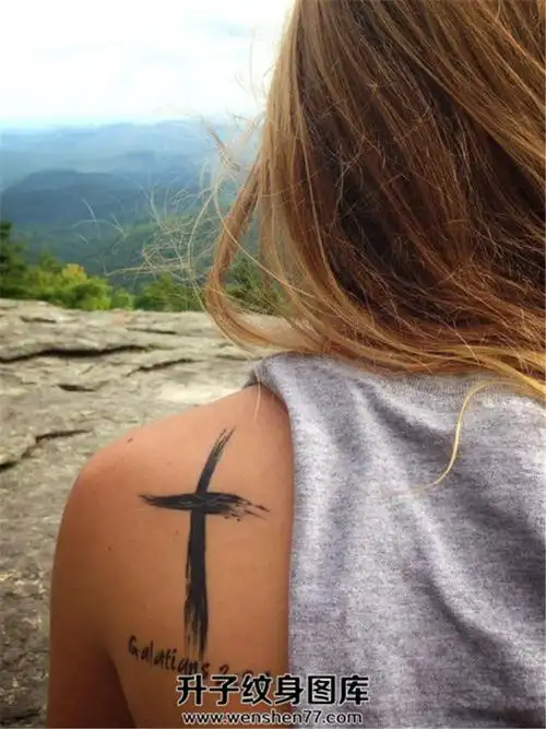女性背部黑色十字架英文纹身