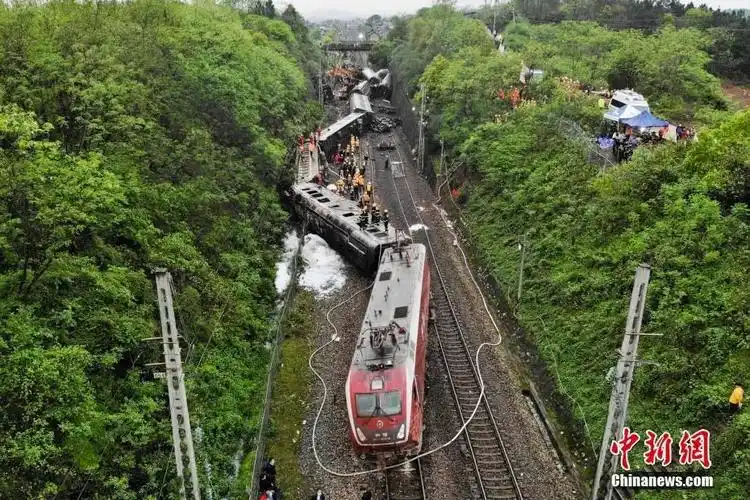 事故因t179次旅客列车运行接近滑塌地段时,受天气影响和地理条件限制