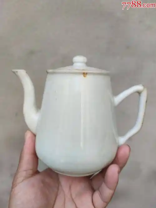 民国瓷壶壶口有一个小磕壶把手上面有条断线盖子磕破如图所示高12厘米