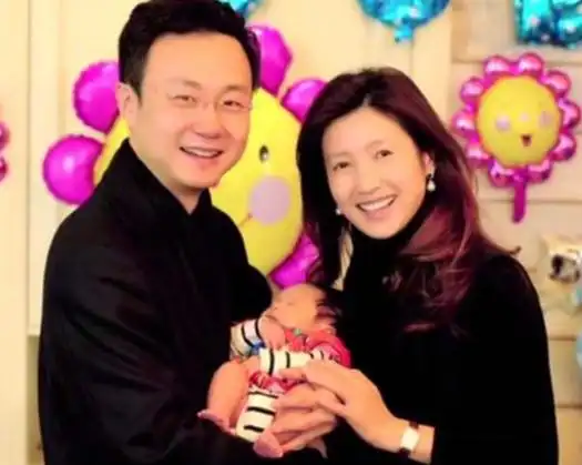 央视主持人刚强:娶二婚春妮为妻,43岁当了爸爸,今一家3口幸福美满