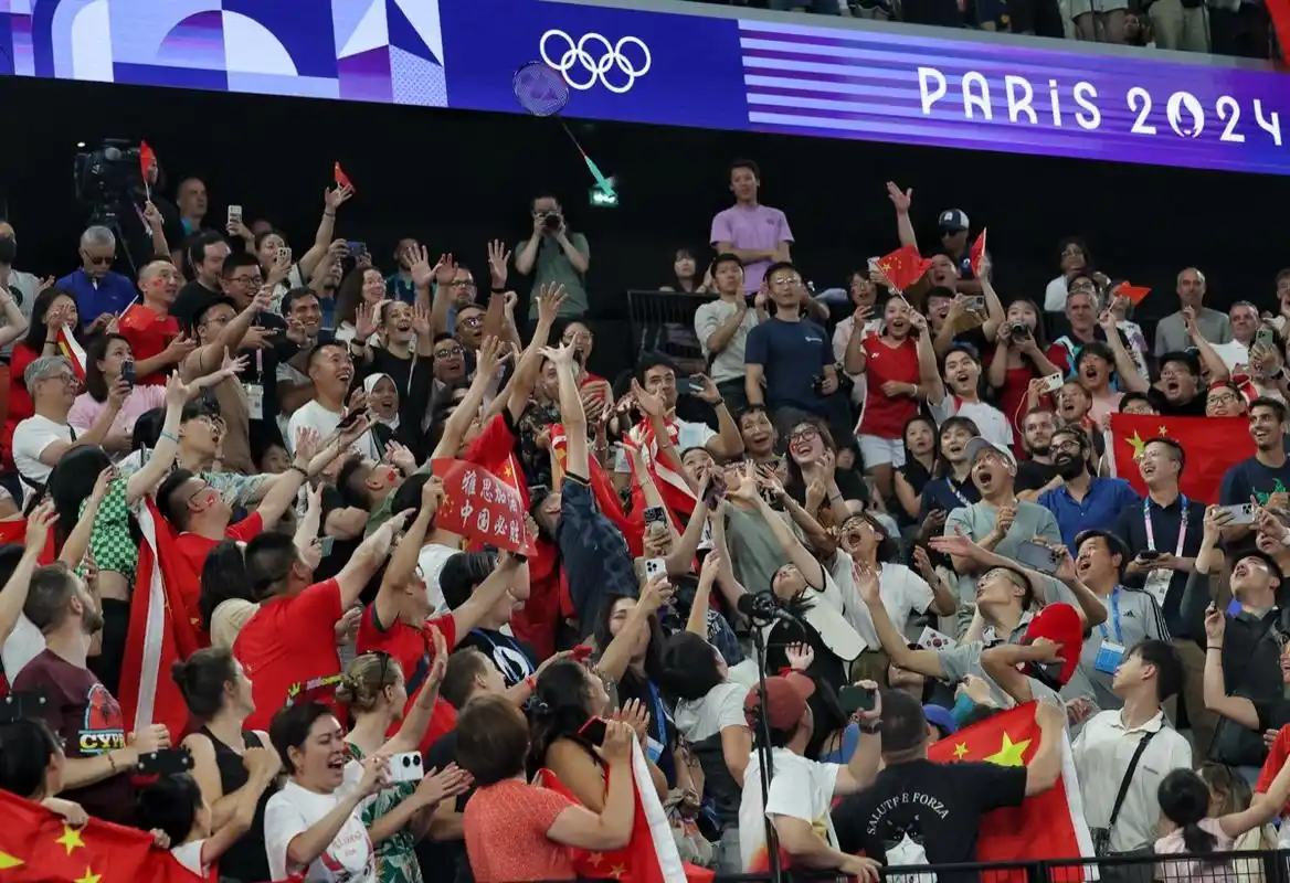 巴黎奥运会高清图集|"雅思"组合羽毛球混双夺冠,刘雨辰现场向黄雅琼